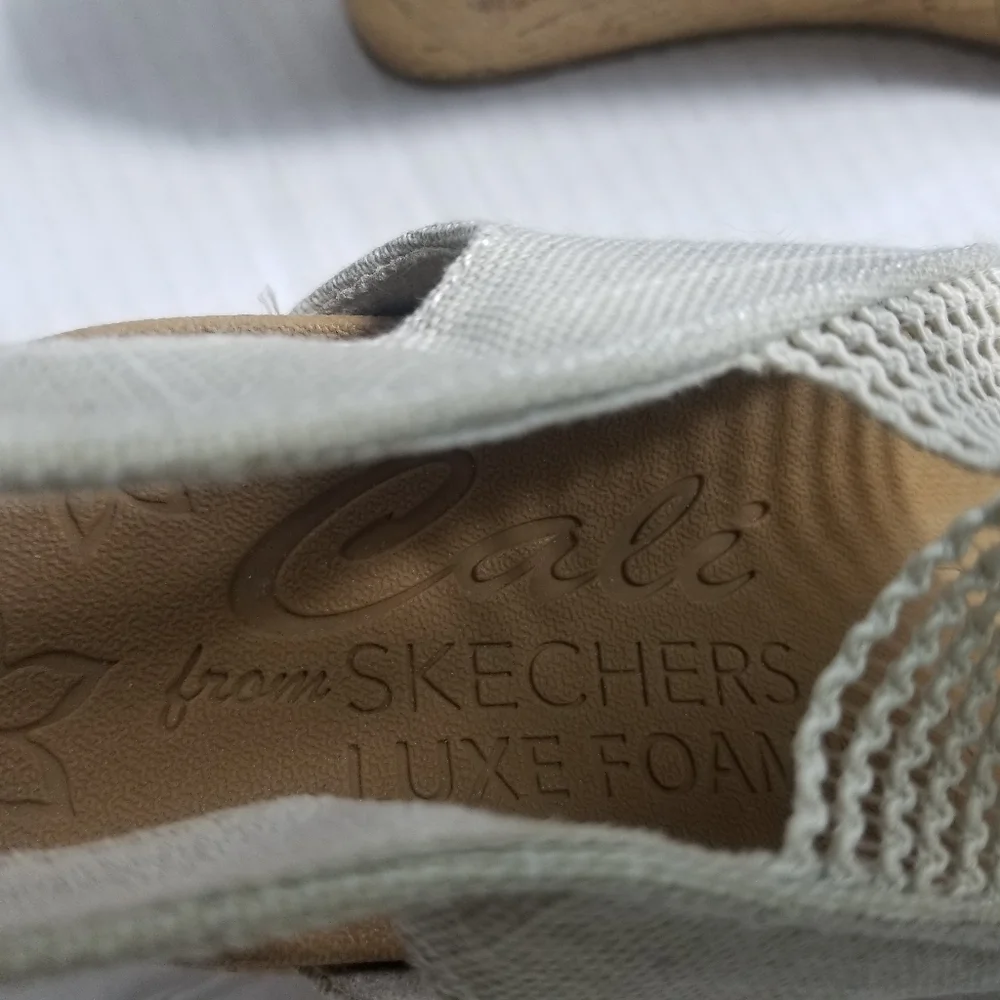 CALI FROM SKECHERS LUXE FOAM LIGHT TAN WEDGE SIZE 8.5